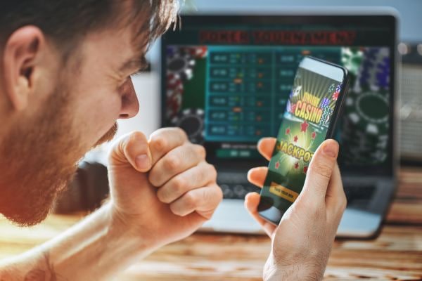 မြန်မာကစားသမားများ Sportsbook တွင် ဘောလုံးပွဲများကို MMK ဖြင့် တိုက်ရိုက်လောင်းကစားနေသောမြင်ကွင်း