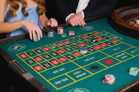 Live Dealer ကာစီနိုတွင် dealer အစစ်နှင့် Baccarat ကစားနေသောမြင်ကွင်း