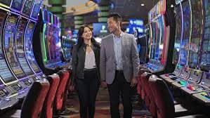 n52 login Slots ကစားသမားများ Wave Money KBZPay AYA Pay မှ MMK ငွေသွင်းကာ Jackpot Slots ကစားနေသောမြင်ကွင်း